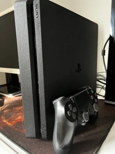 PS4 Slim 500GB + Jogos + Acessórios Originais - Completo!