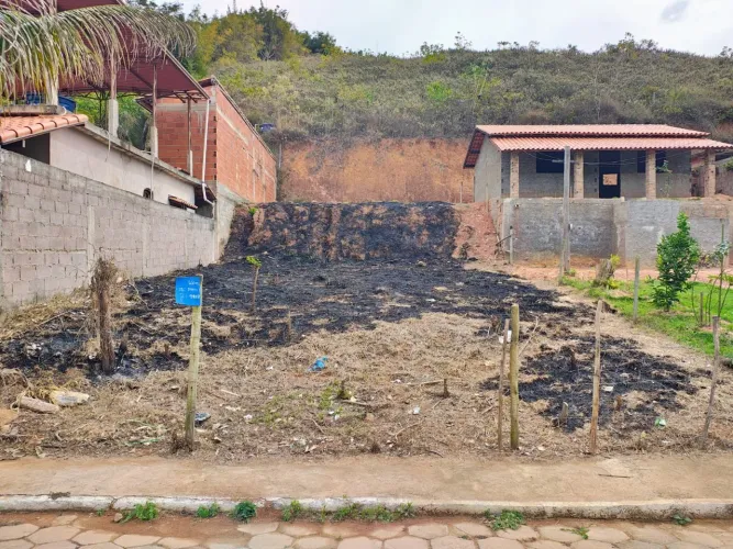 Vende-se terreno.