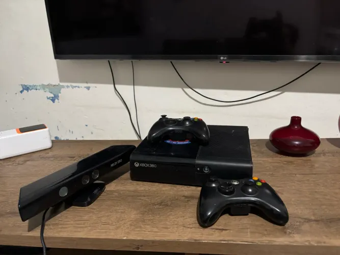 Xbox 360 desbloqueado com 2 controles e 1 câmera