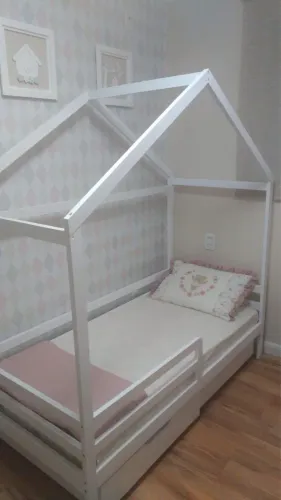 Cama montessoriana infantil