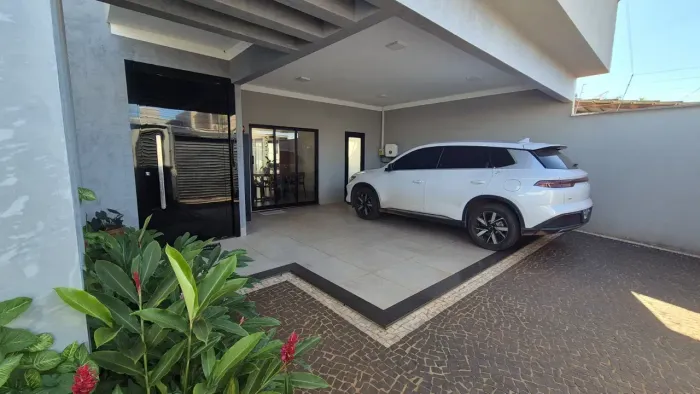 Casa a venda em rio verde GO com 3 quartos, piscina e sistema fotovoltaico