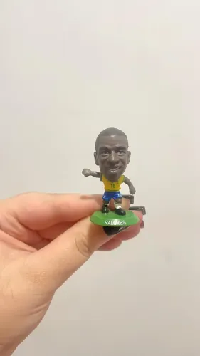 Miniatura do jogador Ramires, com uniforme da Seleção Brasileira ?