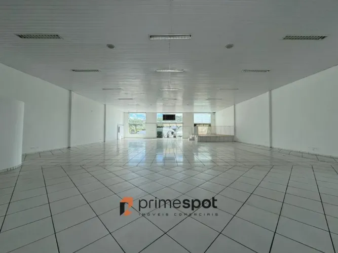Excelente loja com 16 vagas de estacionamento na Av. Marechal Floriano Peixoto - 625 m²
