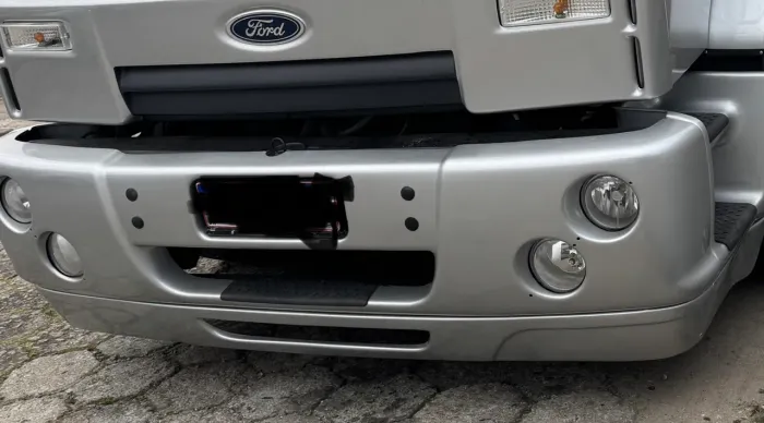 Bigodinho envolvente Ford cargo