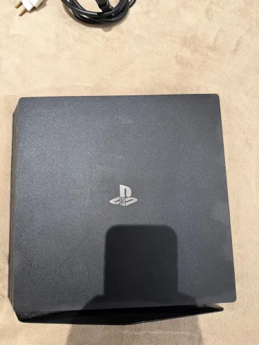 PS4 PRO + 1 CONTROLE (COM CARREGADOR) + JOGOS DE BRINDE !!!
