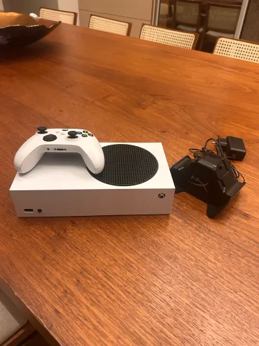 Xbox Serie S + Controle + Carregador de pilhas