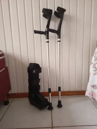 Vendo par de muletas e bota ortopédica