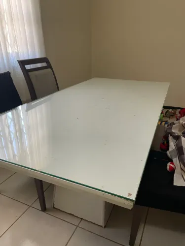 Mesa com 6 cadeiras (torrando)!