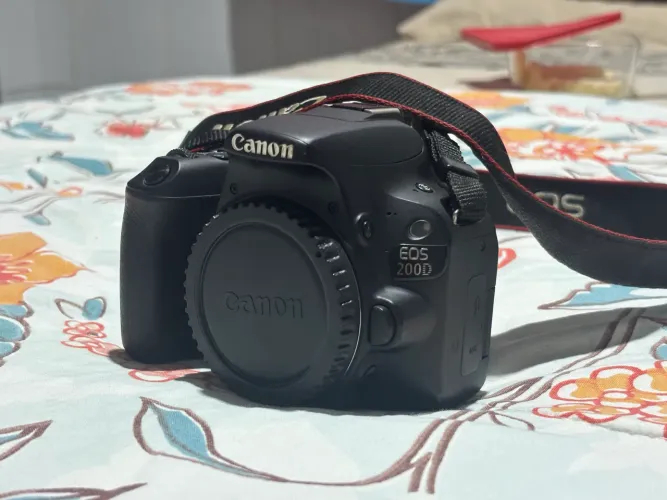 Canom 200D WI-FI + Lente 18-55mm - Muito Nova