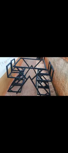 Jogo de mesa com banquetas estilo industrial 