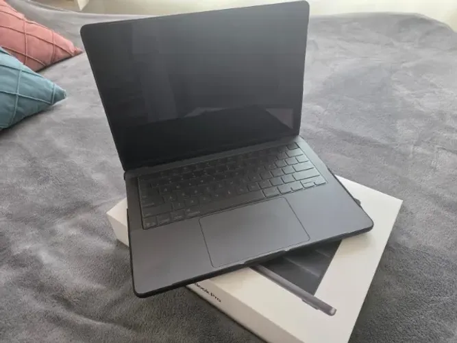 Macbook Pro M5 32GB RAM 1TB Storage com Acessórios