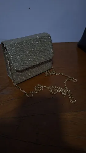 Bolsa Clutch de Festa Dourada com Brilho e Alça de Corrente