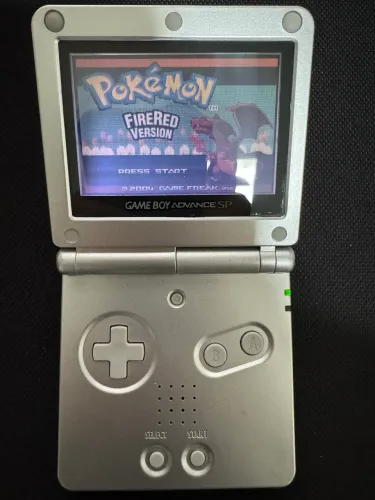 Game Boy Advance AGS 001 + Pokémon Fire Red (repro)