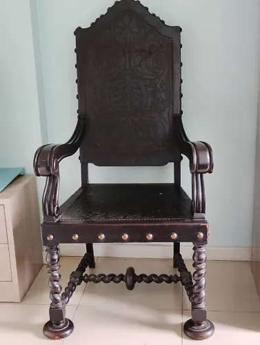2 poltronas  , 6 cadeiras,  estilo Manoelino, em jacaranda maciço, e couro quirografado