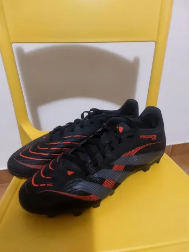 chuteira adidas predator club preta 41 (Acompanha canelito)