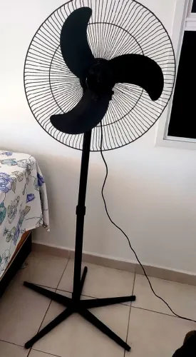 Vendo ventilador de pé todo em ferro , industrial   pra quem queira consertar R$ 150,00 