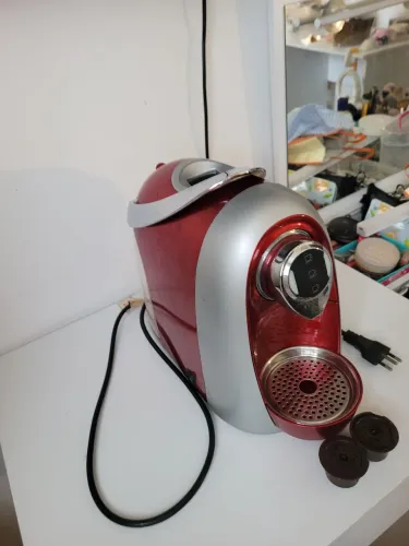 Cafeteira 3 Corações com 4 Cápsulas reutilizáveis.