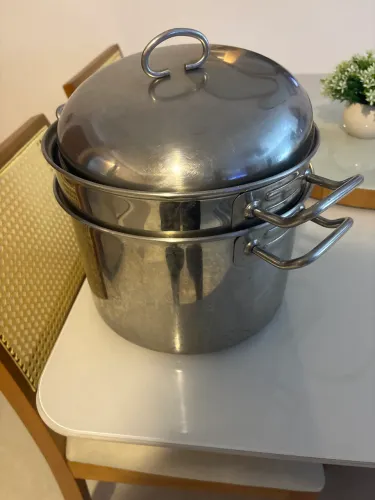 Panela com escorredor de macarrão