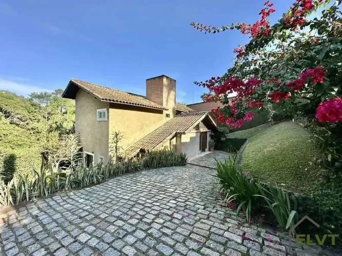 Casa em Condomínio na Granja Viana | 3 Quartos (1 Suíte), Varanda e Lazer
