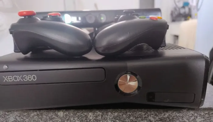 Xbox 360 completo com Kinect, 2 controles e hd desbloqueado para mídia e hd
