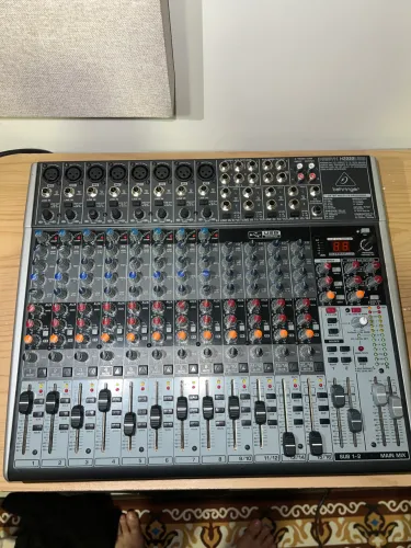 Mesa De Som Behringer X2222USB Xenx