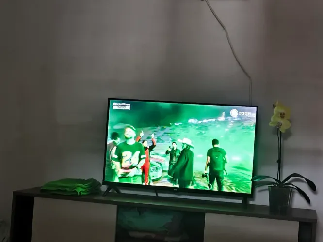 Vendo uma tv 32 polegadas smart nova apenas 2 meses de uso