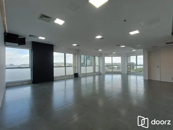 Sala comercial no Cristal Tower. Bairro Cristal. Barra Shopping Sul.