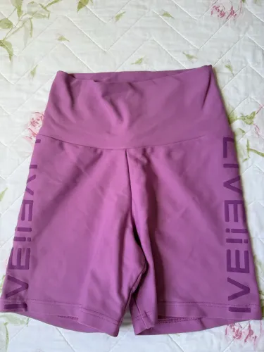 Short lilás com bolso atrás da marca LIVE