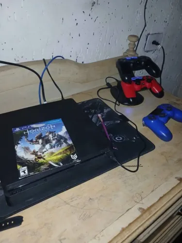 PS4 SLIM, TRÊS CONTROLES E UM JOGO