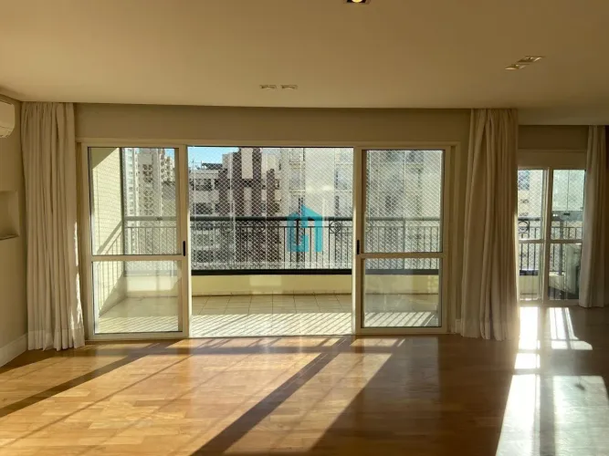 Apartamento 3 dormitórios para venda ou locação em Moema com 2 vagas e lazer