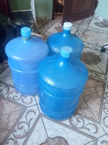 Galão de água de 20 litros novo bom para botar só água e trocar colocar no Bebedouro