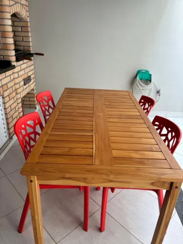 Mesa de madeira para área externa