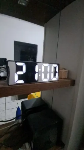 Relógio digital de mesa