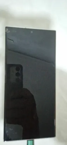 Celular em bom estado de uso so esta com um trinco porém da pra usar.