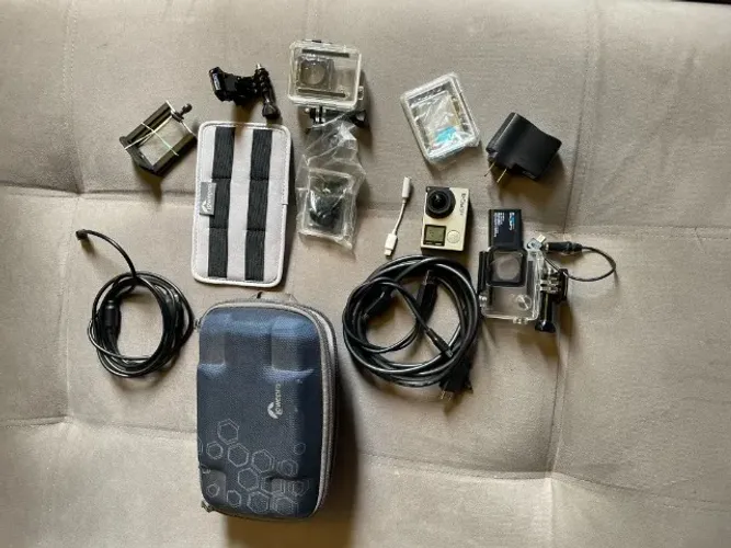 GoPro Hero 4 + Kit Completo | 2 Baterias, Pau de Selfie Original e Acessórios