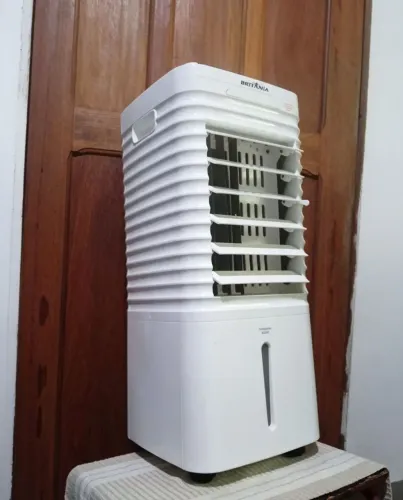 Ar. Climatizador Britânia Potente | Completo c/ Controle + Rodinhas. Tudo Branco!