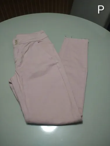 Calça rosa claro. Poliéster e algodão