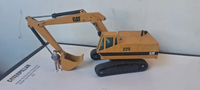 Miniatura trator escavadeira Caterpillar 225