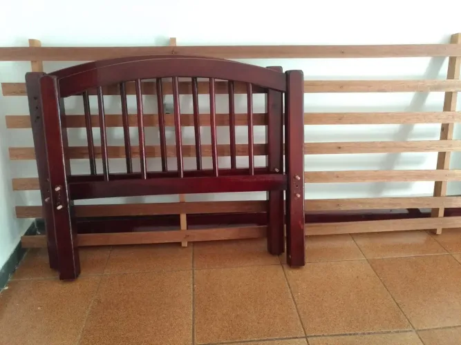 Cama de solteiro desmontada