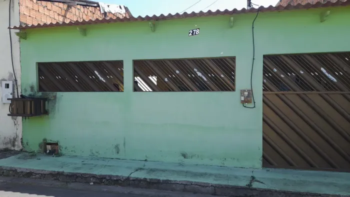 VENDE-SE CASA