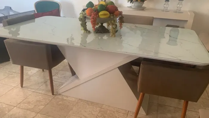 Mesa de jantar com 4 cadeiras 