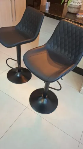 Par de Banquetas para Balcão em Courino Preto - Sem Uso