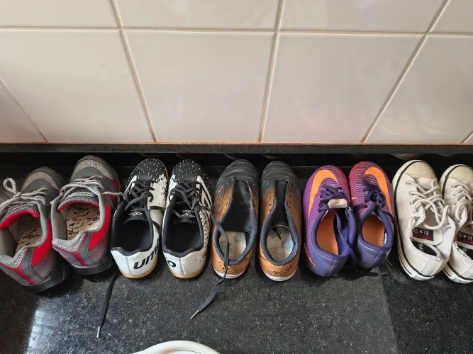 80 reais tudo - 5 pares de tênis