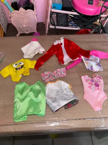 Lote de roupa para boneca Barbie