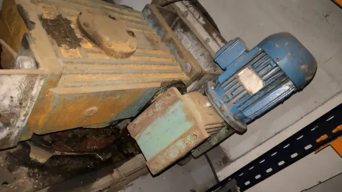 Moto redutor Duplo Acionamento Ferro fundido  Modelo coroa e sem fim 