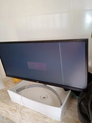 Uma pequena linha monitor LG 29 polegadas semi novo