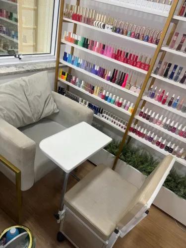 Poltrona para cliente + ciranda para manicure em ótimo estado de conservação.