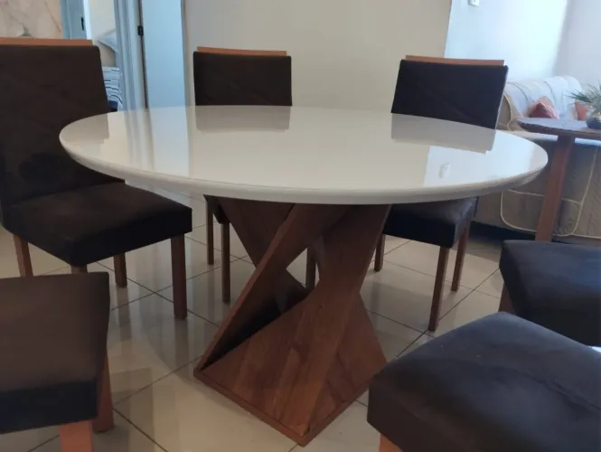 Mesa semi nova com 6 cadeiras
