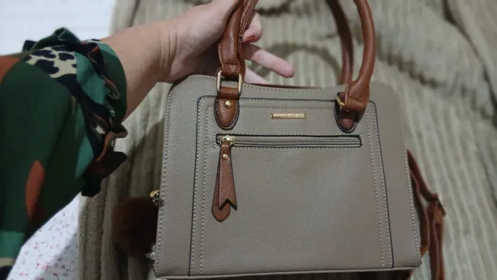 Linda bolsa bege tamanho médio nova