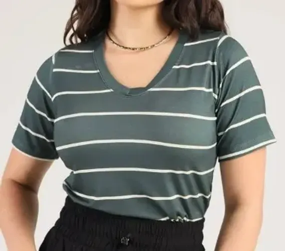 T-shirt verde listrada - Gola V